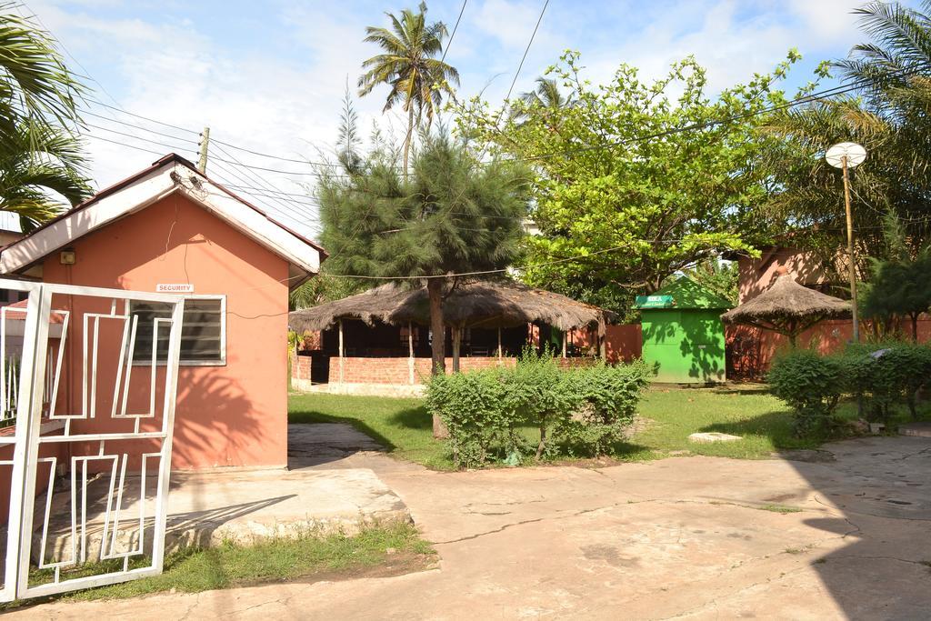 Pink Hostel Accra Esterno foto