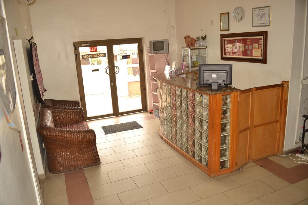 Pink Hostel Accra Esterno foto
