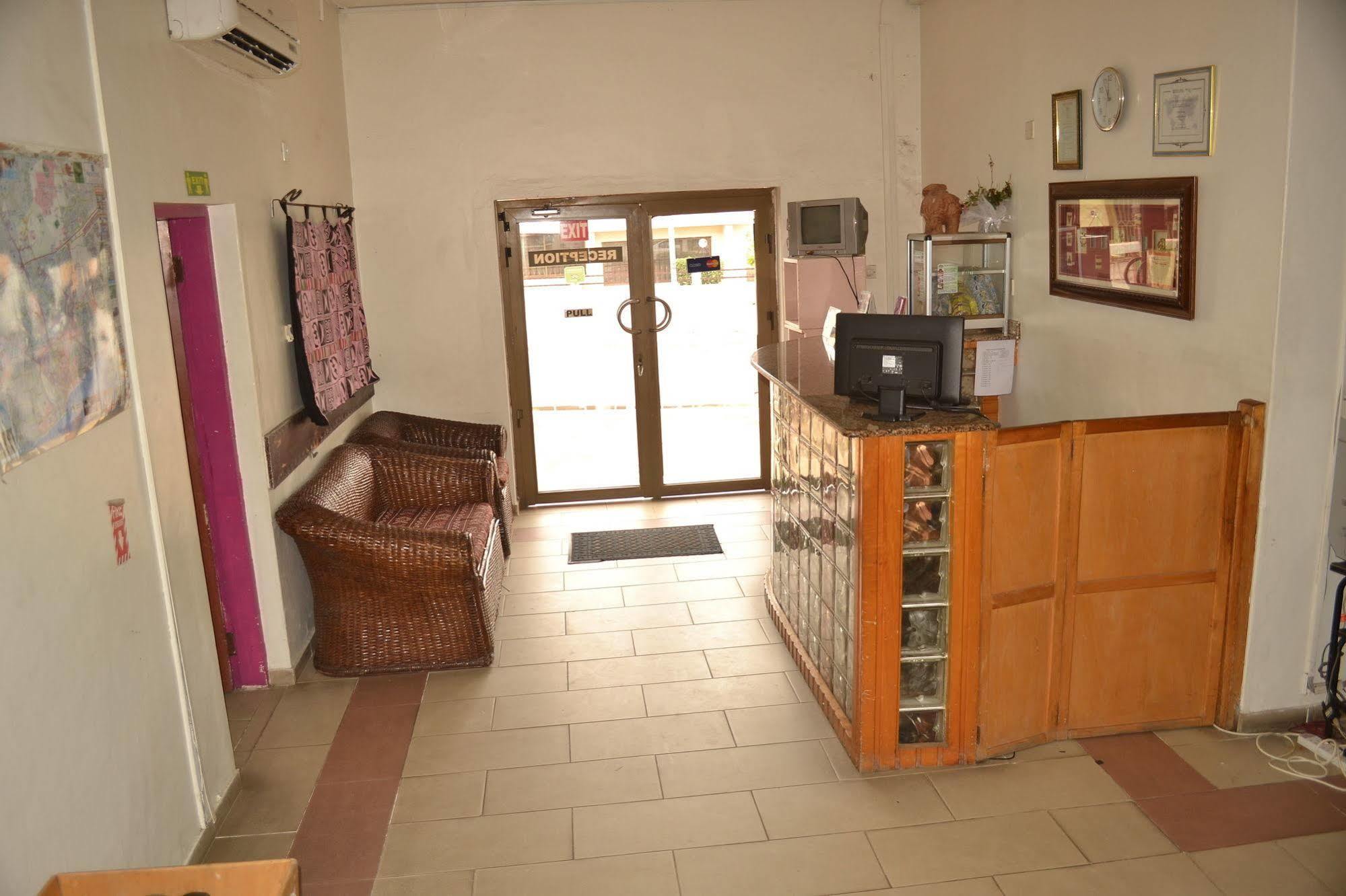 Pink Hostel Accra Esterno foto