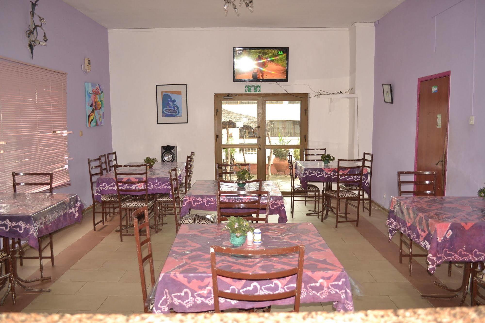 Pink Hostel Accra Esterno foto