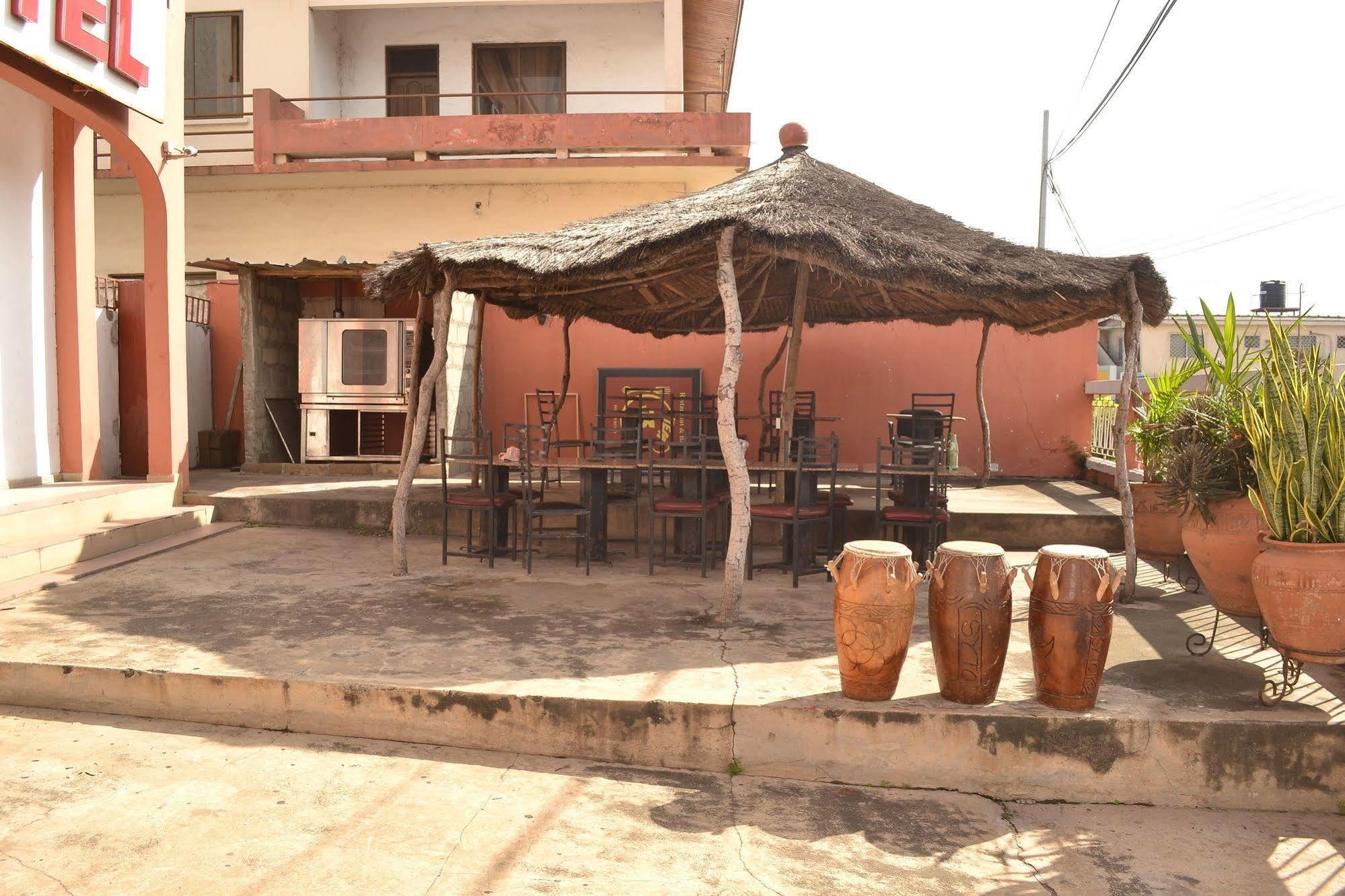 Pink Hostel Accra Esterno foto