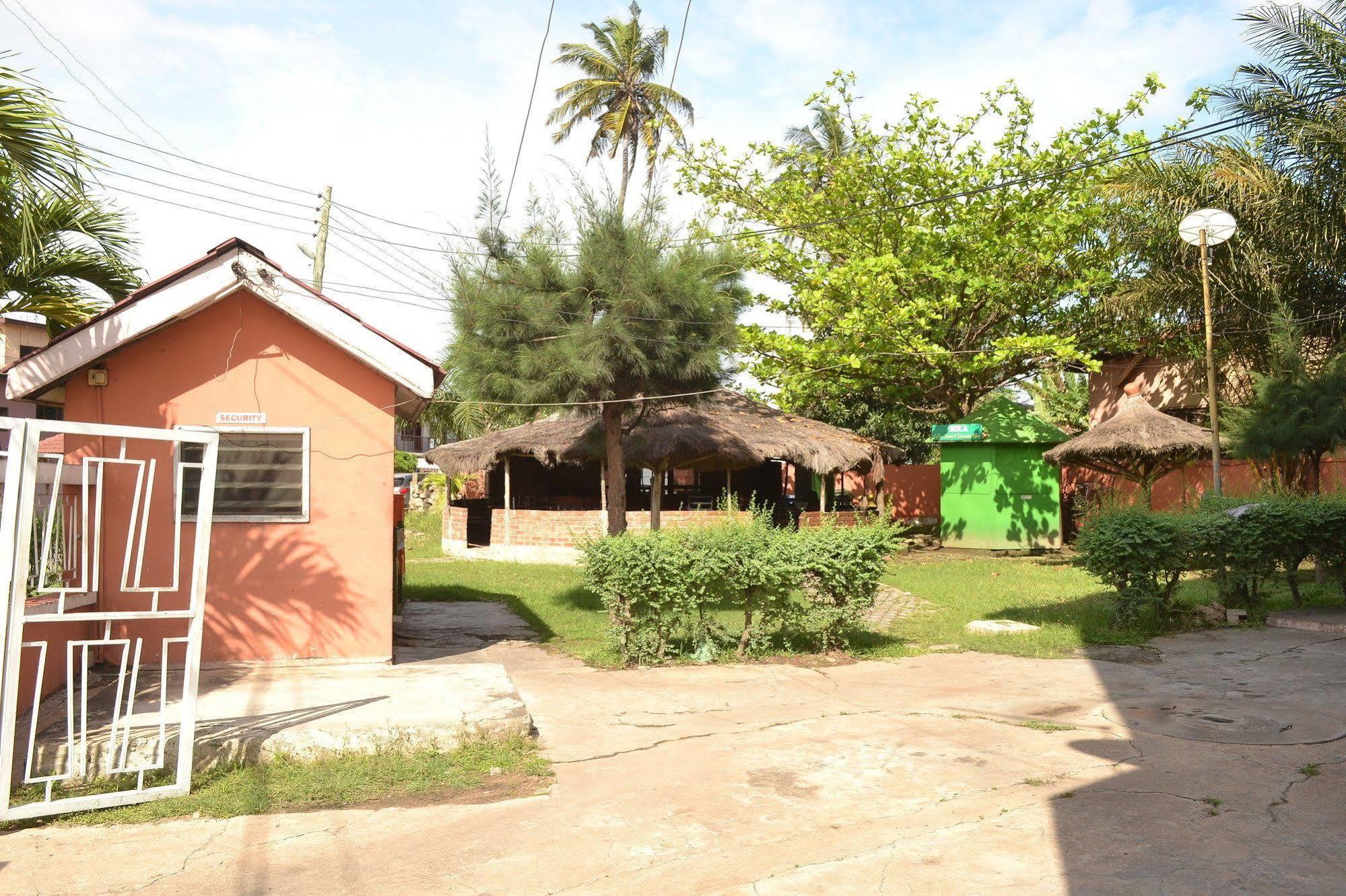 Pink Hostel Accra Esterno foto
