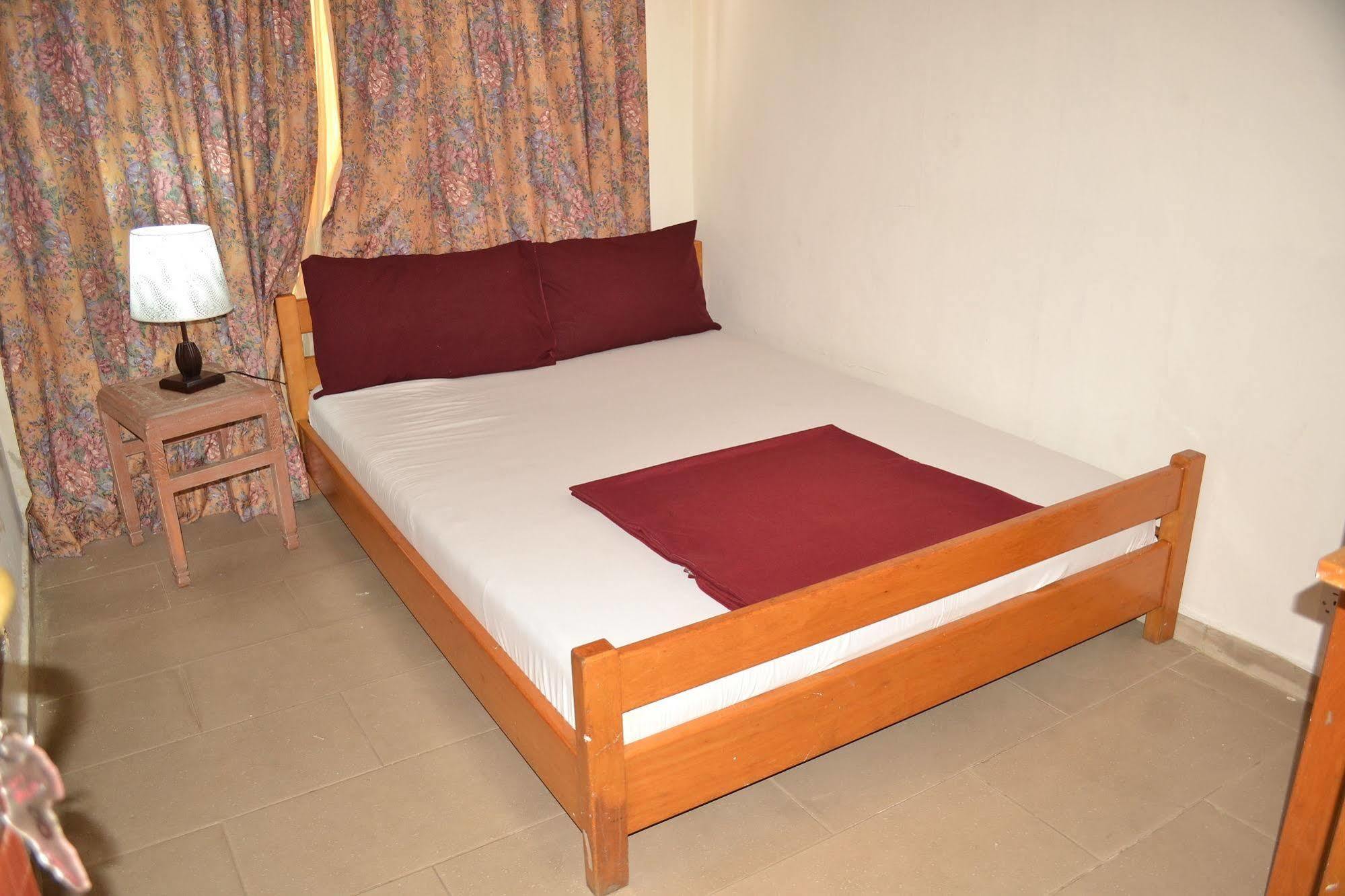 Pink Hostel Accra Esterno foto