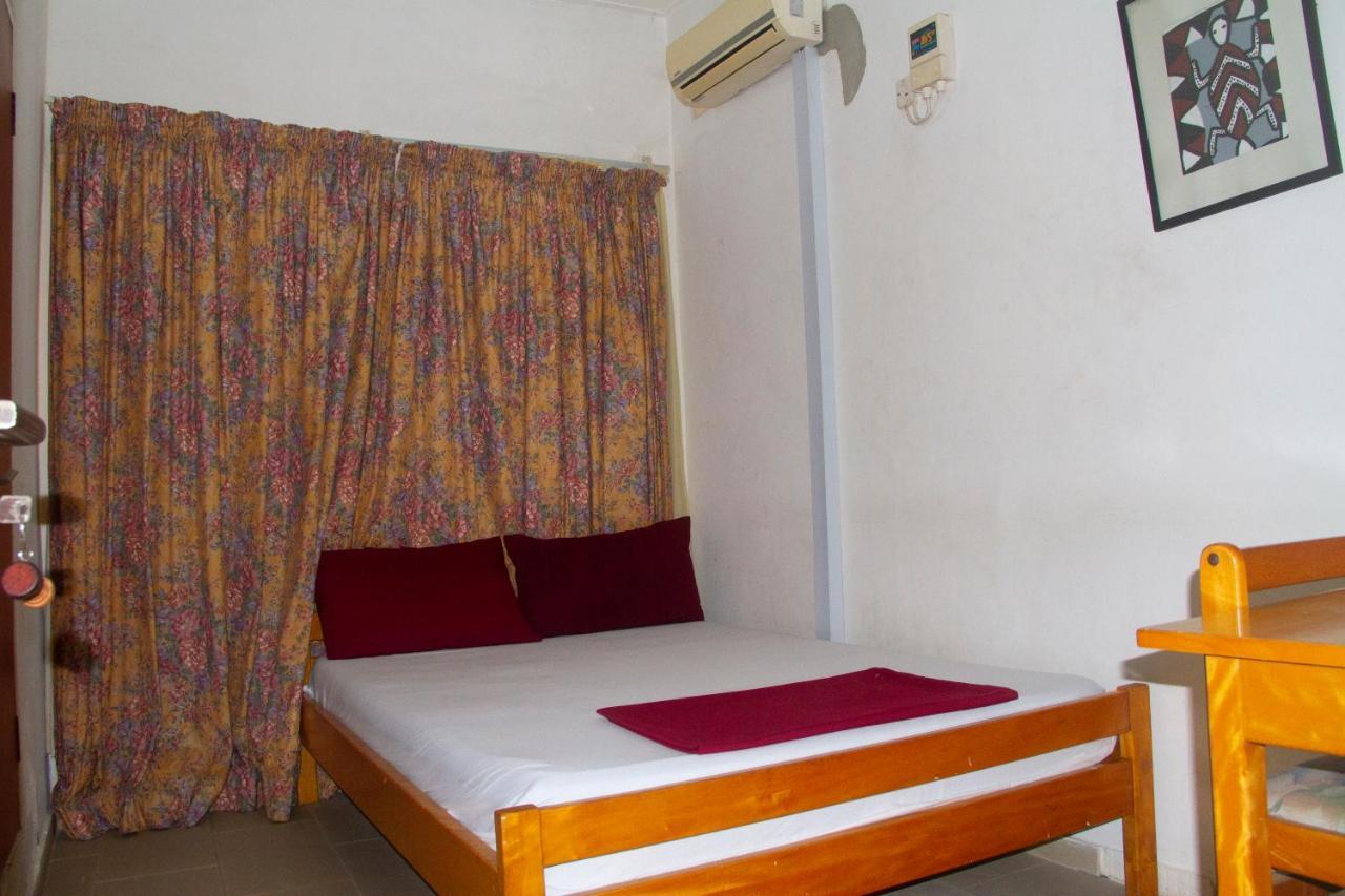 Pink Hostel Accra Esterno foto