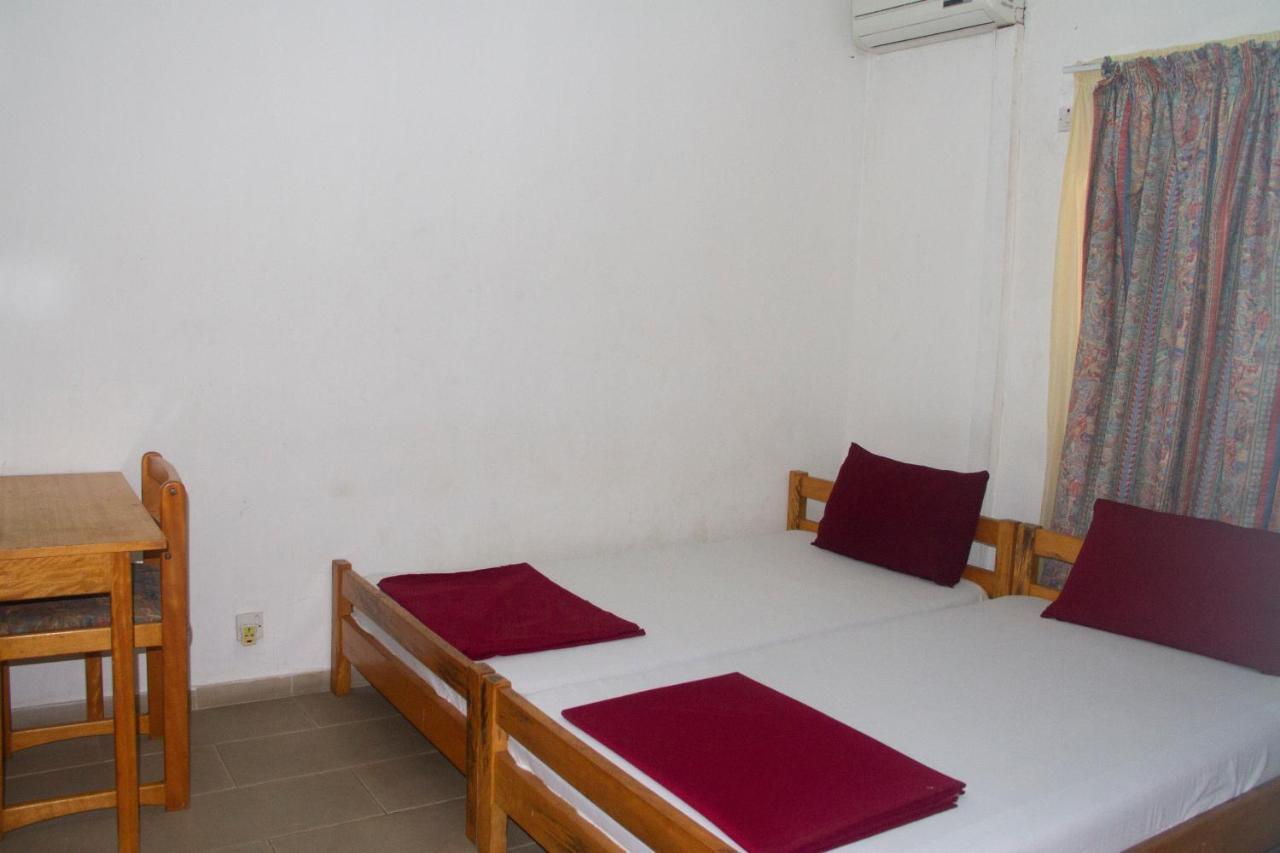Pink Hostel Accra Esterno foto