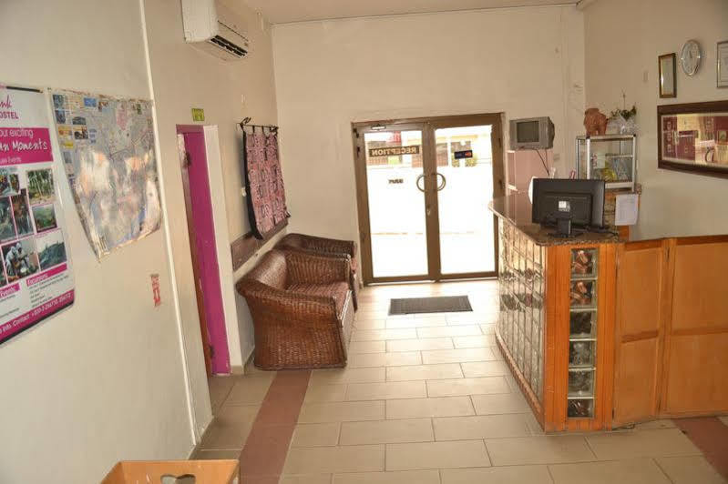 Pink Hostel Accra Esterno foto