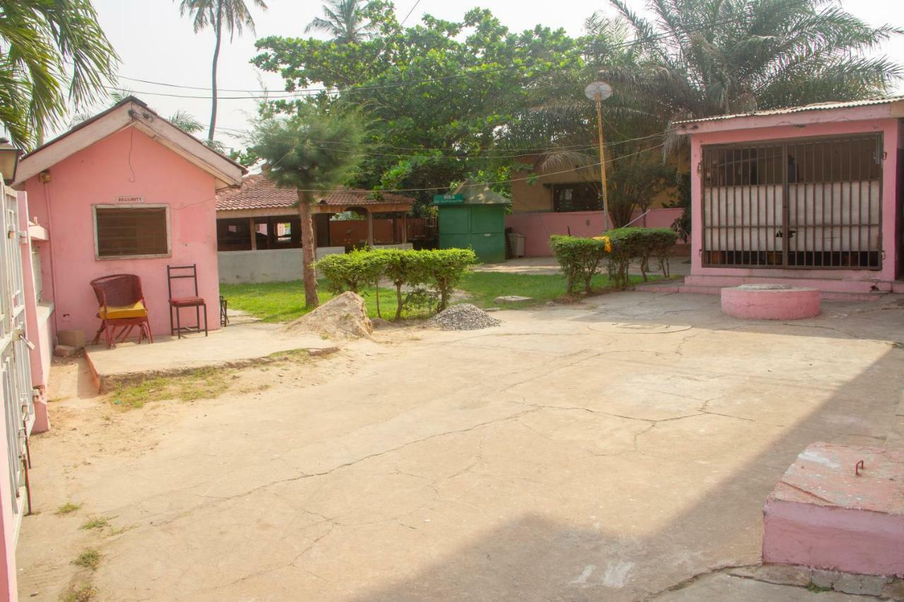 Pink Hostel Accra Esterno foto