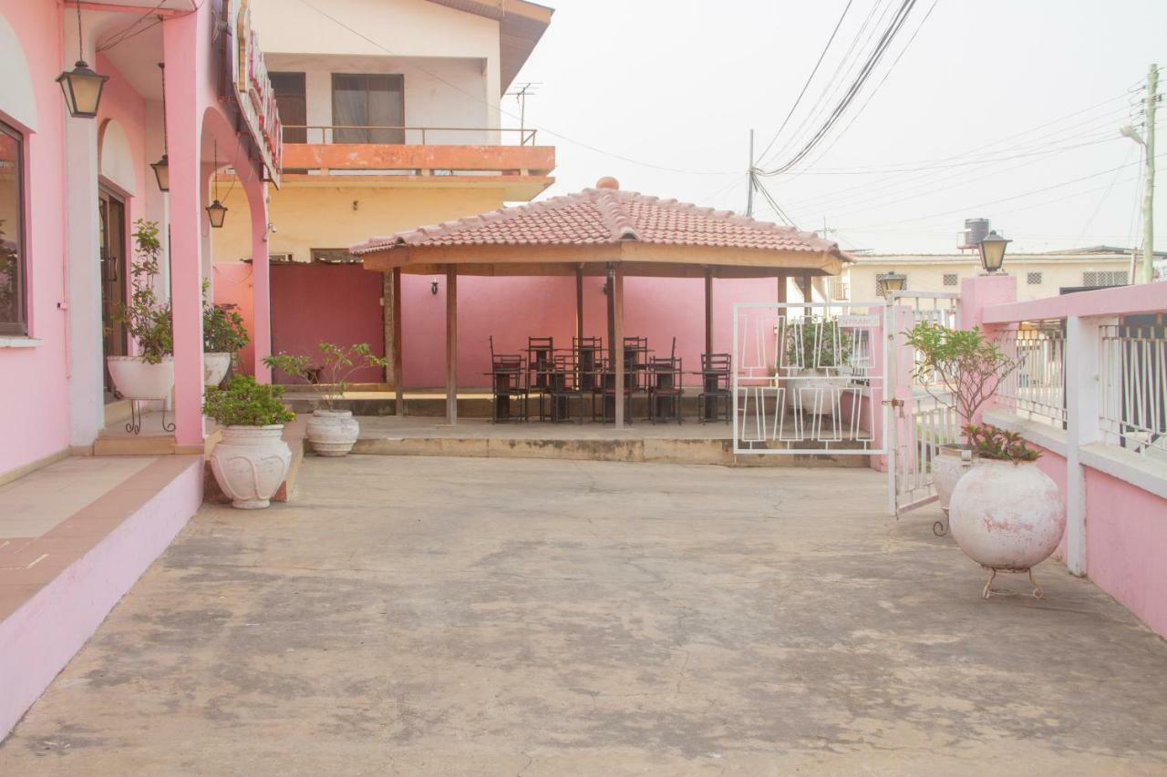 Pink Hostel Accra Esterno foto