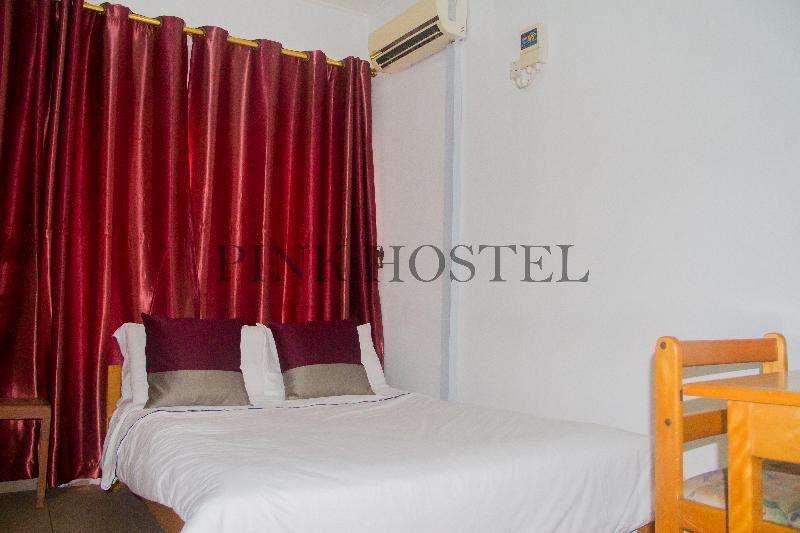Pink Hostel Accra Esterno foto