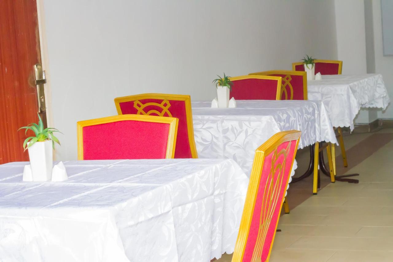 Pink Hostel Accra Esterno foto