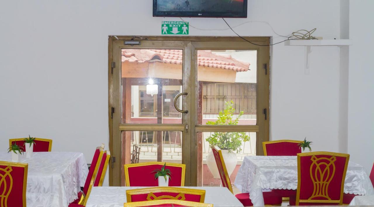 Pink Hostel Accra Esterno foto